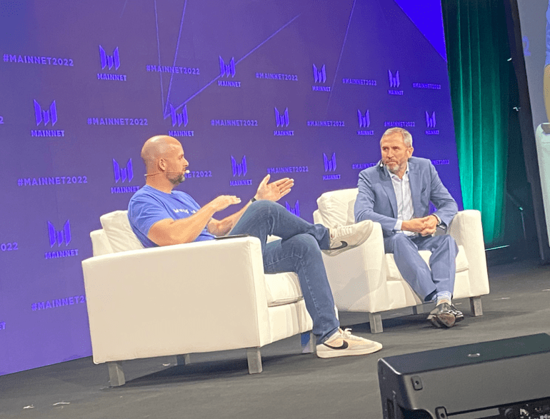 Messari Co-founder and CEO Ruan Selkis (left) and Ripple founder Brad Garlinghouse on the Mainnet stage